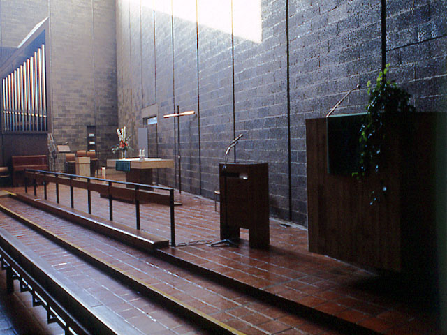 Roparnäs kyrkas altare. Martti Jokinen 2001