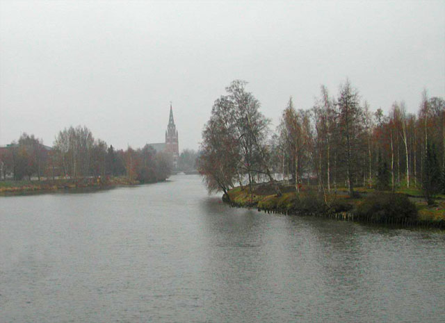 Näkymä Kokemäenjoen luodoilta Keski-Porin kirkolle. Hannu Eerikäinen 2003
