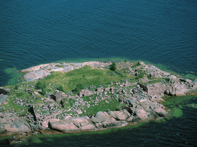 Ruiner på Gustav Adolfs befästningsö. Hannu Vallas 1998
