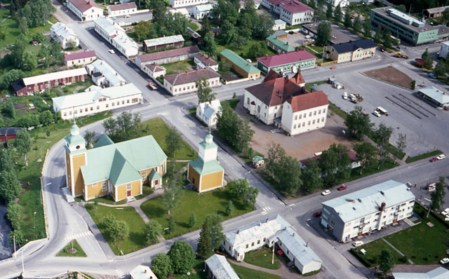 Nykarleby kyrka och seminariets förra övningsskola i stadens historiska centrum. Hannu Puurunen 1973