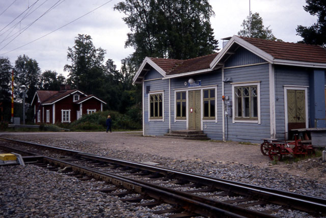 Järnvägshållplatsen i Riippa. I fonden har man senare rivit ett bostadshus. Pekka Kärki 1984