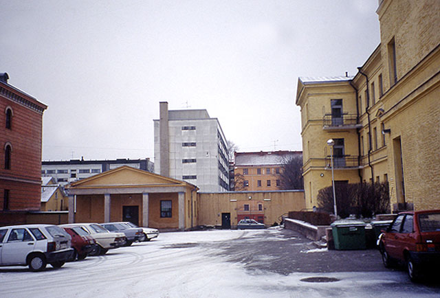 Gården på Sirkkala kasern, i bakgrunden högvakten. Anne Mäkinen 1993