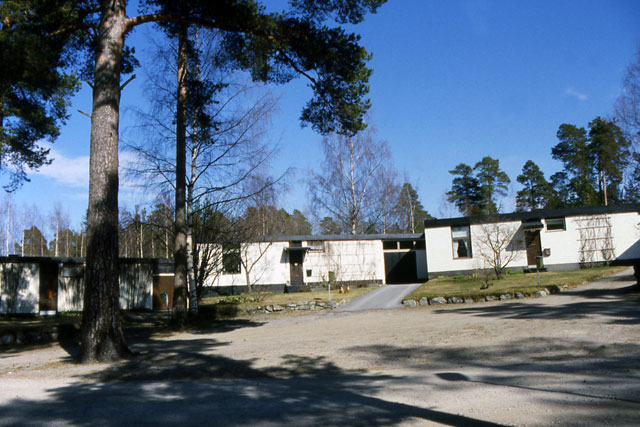 Bostadsområdet Kråkholmen ligger i en terräng, där det växer tallar. Margaretha Ehrström 2006