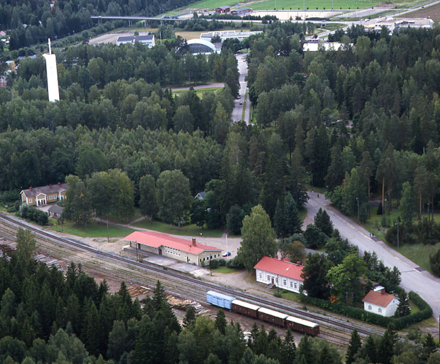 Rajamäen rautatieasema ja kirkko. Hannu Vallas 1997
