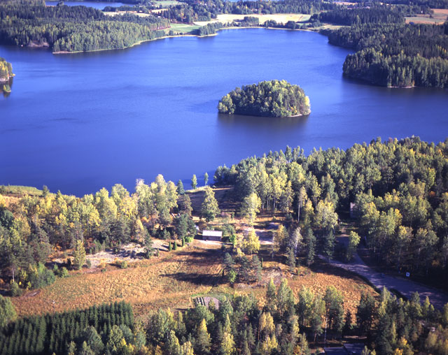 Paikkari torp med Valkjärvi i bakgrunden. Hannu Vallas 1996