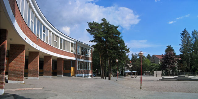 Skolgården i Mejlans. Hannu Eerikäinen 2006
