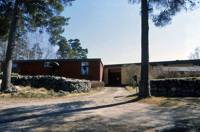 Bostadstomterna på Kråkholmen är belägna mellan stengärdesgårdar från 1700-talet. Margaretha Ehrström 2006