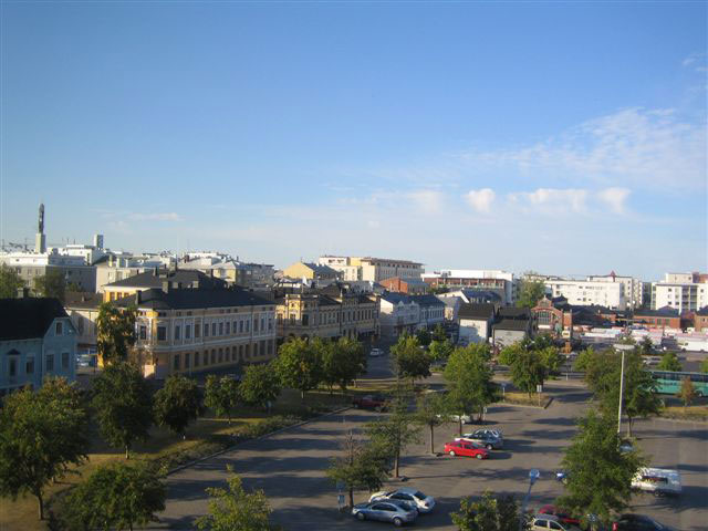 Rantakadun kauppiastalot reunustavat Oulun toria. Johanna Forsius 2006