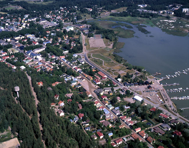 Nedre stan i Lovisa. I mitten Salttorget och småbåtshamnen. Hannu Vallas 1997