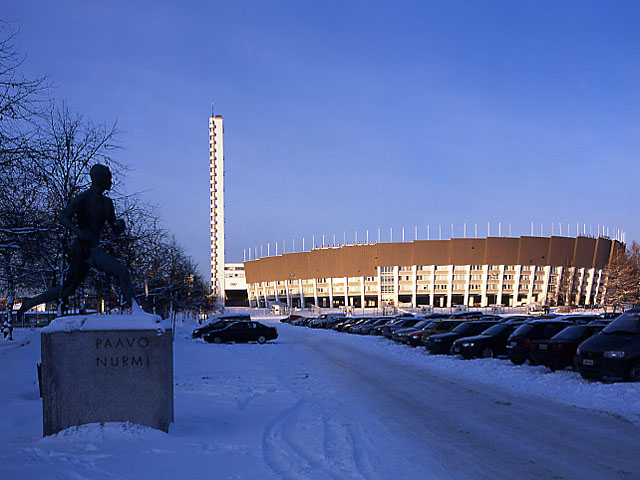 Olympiastadion med Wäinö Aaltonens löparstaty av Paavo Nurmi. Soile Tirilä 2003