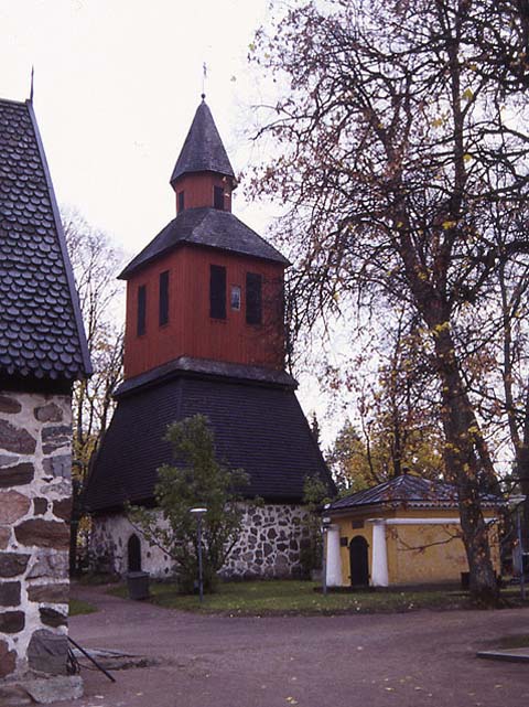 Lojo kyrkas klockstapel och major M.E. Ehrnrooths gravkapell. Martti Jokinen 1988