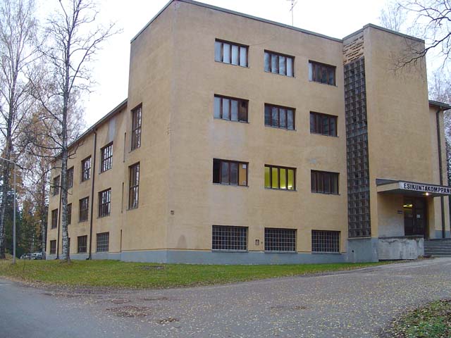 Esikuntakomppanian kasarmi. Ulla-Riitta Kauppi 2004