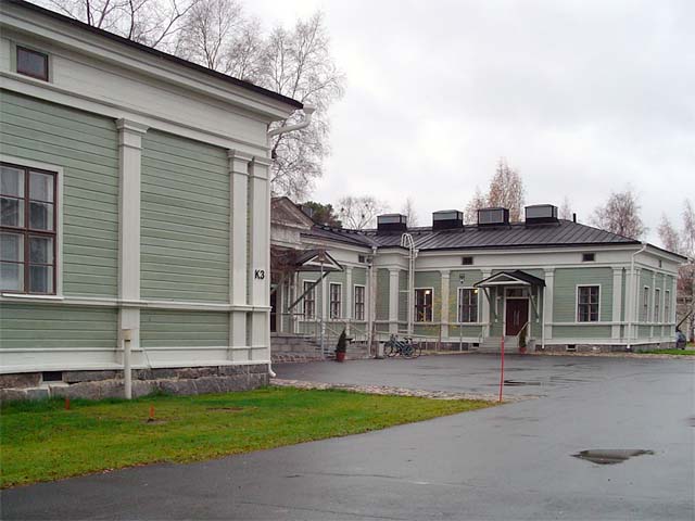Kasarmirakennus K3 Oulun tarkka-ampujakasarmilla. Ulla-Riitta Kauppi 2004