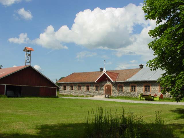 Ekonomibyggnader i slaggtegel vid Attu gårdscentrum. Johanna Forsius 2007