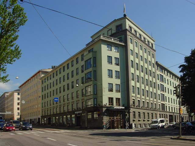 Ett höghuskvarter och det privata sjukhus som byggdes 1932 i hörnet av Norra Hesperiagatan och Runebergsgatan. Saara Vilhunen 2007