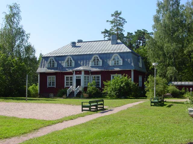 Finnsbackens gästgiveri på folkhögskolans gård. Saara Vilhunen 2007