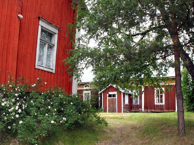 Byggnader i byn Storsandssund. Tuija Mikkonen 2006