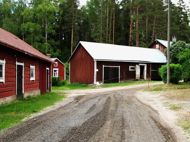 Ekonomibyggnader i byn Storsandsund i Pedersöre. Tuija Mikkonen 2006