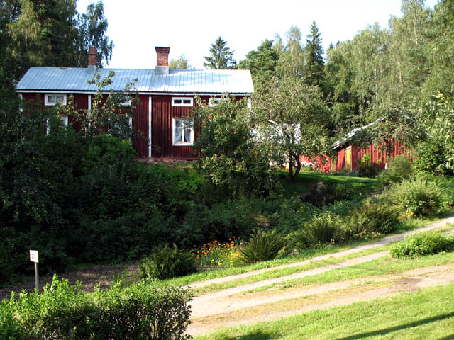 Gårdstun invid bystråket i Höstves. Maria Kurtén 2007