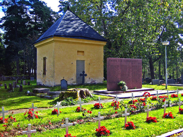 Kyrkogården vid Dragsfjärds kyrka, Björkboda bruks gravkapell och hjältegravarna. Johanna Forsius 2007