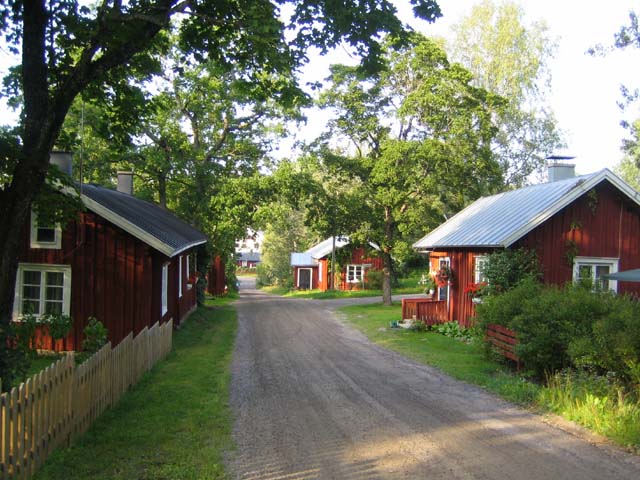 De rödmyllade timmerbyggnaderna står längs med lummiga bruksalléer. Johanna Forsius 2007