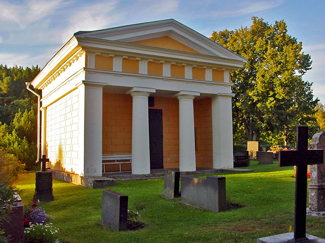 Släkten von Bonsdorffs gravkapell i empirestil på kyrkogården i Kakskerta. Minna Pesu 2007