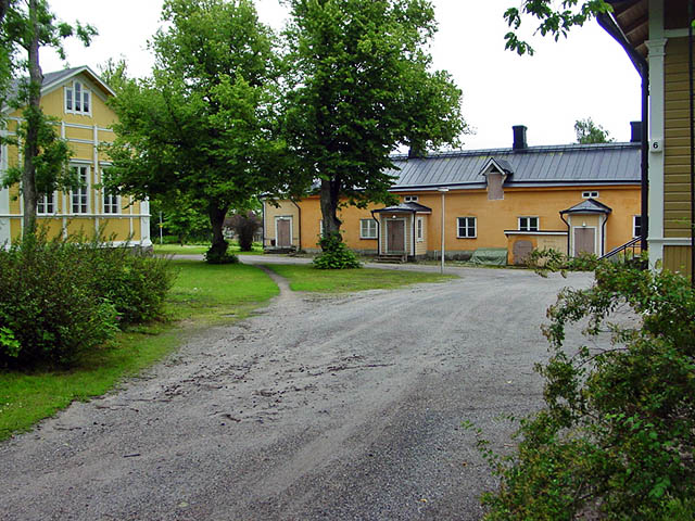 Huvudbyggnaden vid Ekenäs seminarium till vänster; i mitten kungsladugårdens äldre karaktärsbyggnad. Mikko Härö 2007
