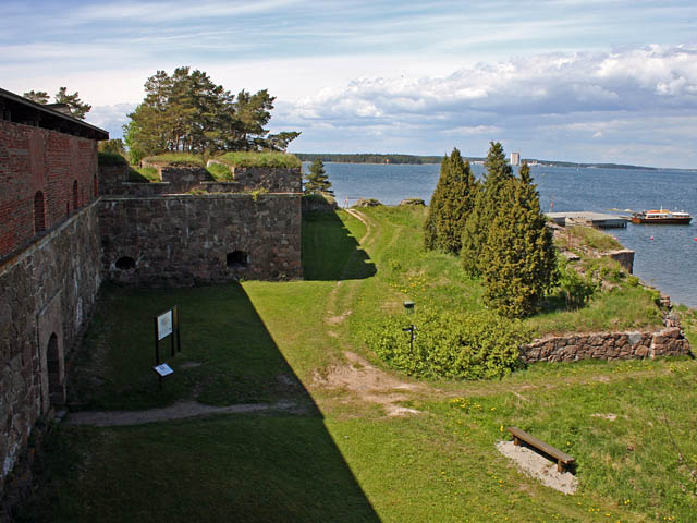 Svartholms fästning, till vänster huvudporten och Bastion Nordenskiöld. Timo-Pekka Heima 2008