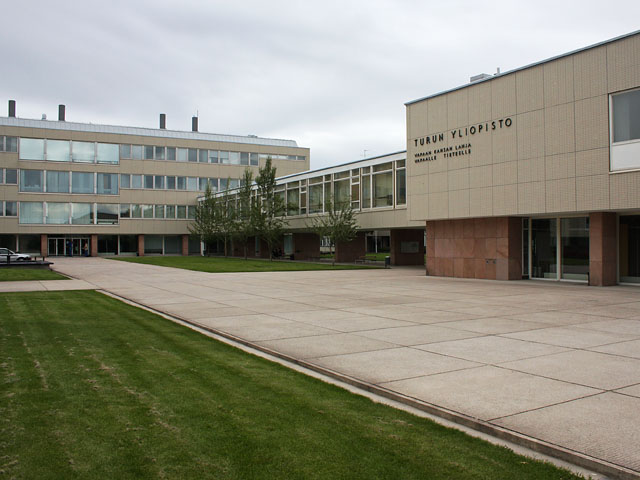 En förbindelsegång förenar Åbo universitets huvudbyggna d med naturvetenskapernas hus. Timo-Pekka Heima 2008