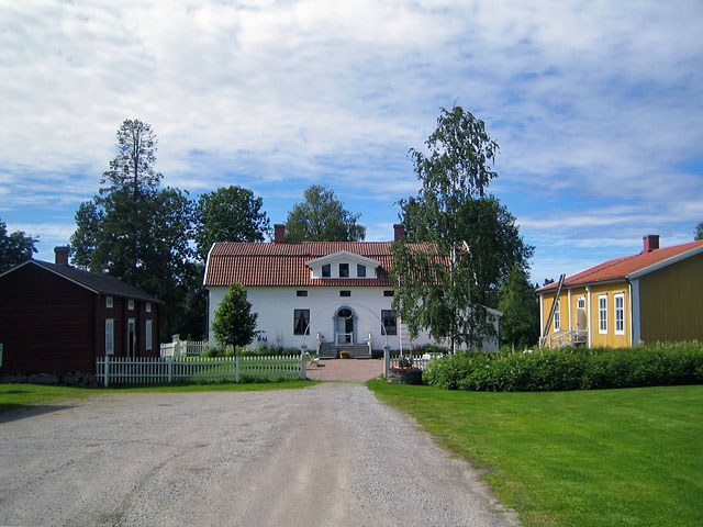 Kuddnäs huvudbyggnad och flyglar som omger gården. Johanna Forsius 2008