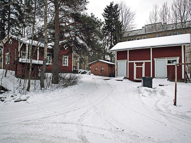 Vaktstugan vid Hoplax järnvägsstation med gårdsbyggnad. Timo-Pekka Heima 2009