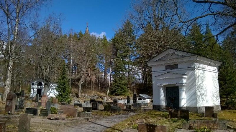 Pernå kyrka, kyrkogårdens två gravkapell. Hilkka Högström 2017