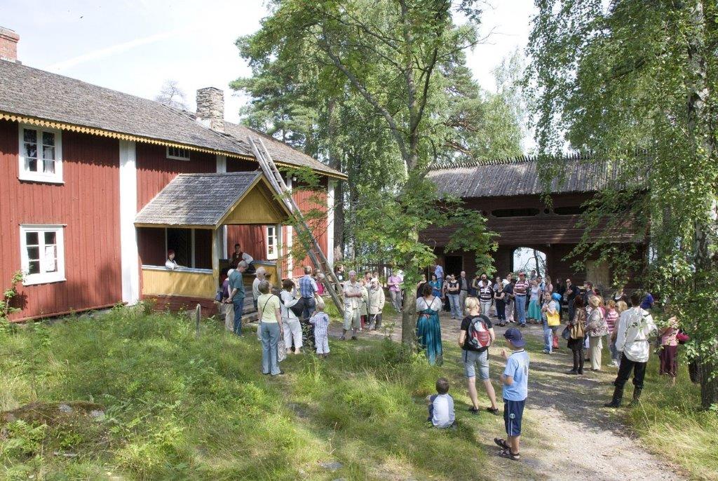 Gård och bodar i Fölisöns friluftsmuseum. Soile Tirilä 