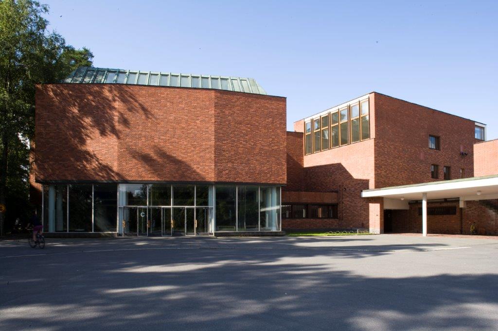 Sisäänkäynti Jyväskylän yliopiston päärakennukseen. Soile Tirilä 