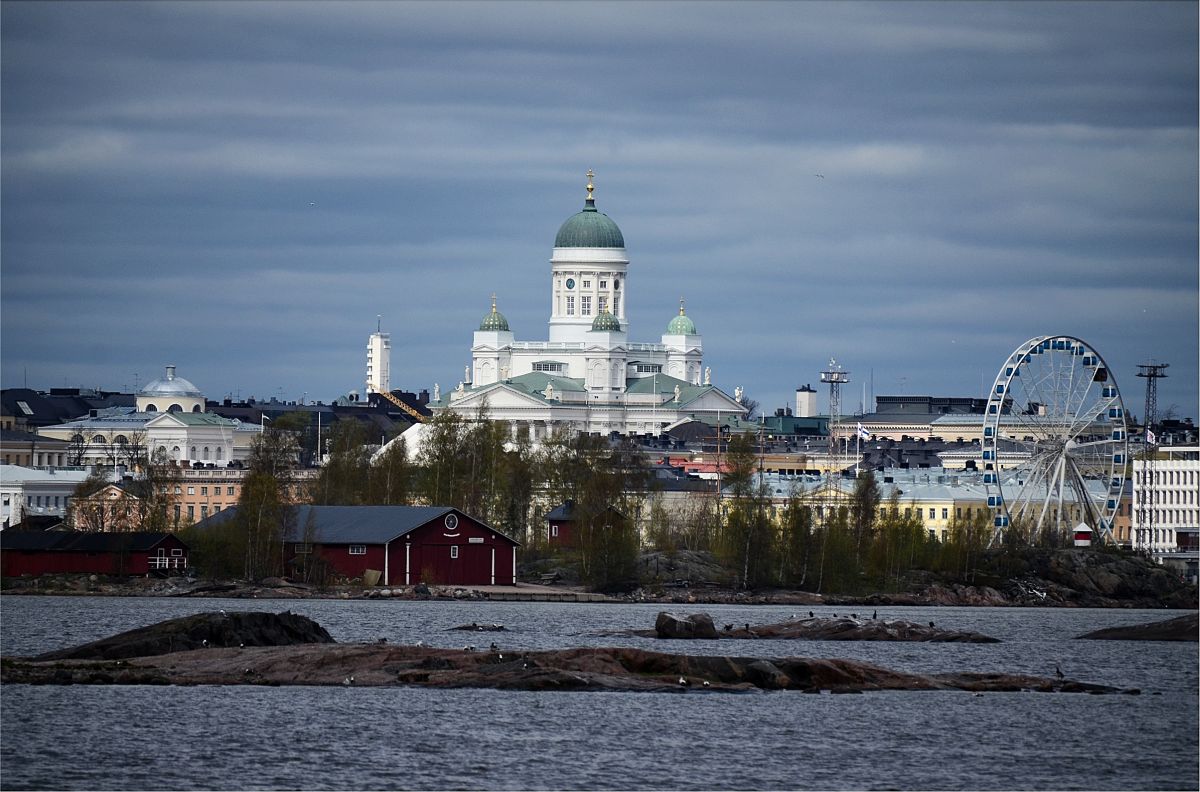 Helsingfors domkyrka vid Senatstorget utgör en del av stadens maritima silhuett. Old Pionear 2017