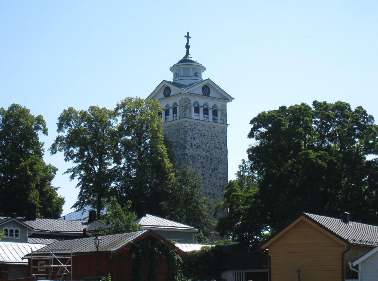 Kyrkans västra torn fungerar som landmärke i Gamla stan. Museovirasto / Museiverket 2018