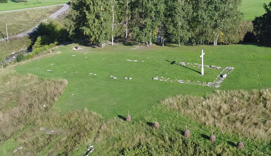 Ett vitt kors har rests på platsen där biskopskyrkan stod. Wiki Loves Monuments, CC BY-SA 4.0 Sundqvist 2017