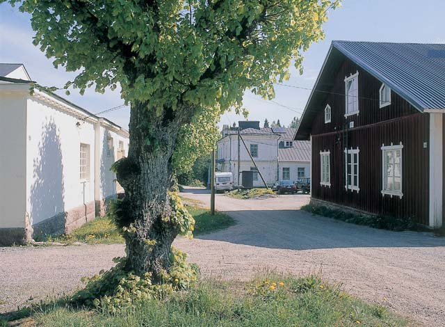 Ekonomibyggnader som tillhör Oitbacka gård. Soile Tirilä 2000
