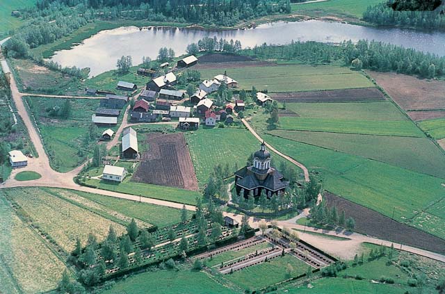 Larsmo kyrka är ett landmärke i det omgivande åkerlandskapet. Hannu Puurunen 1973