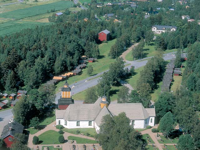 Närpes kyrka och en del av kyrkstallarna. I bakgrunden ses prästgården. Hannu Vallas 1998