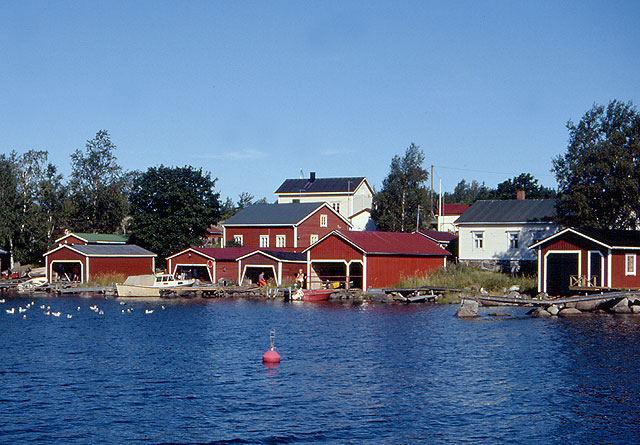 Haapasaaren kylän satama ja venevajoja. Soile Tirilä 2000