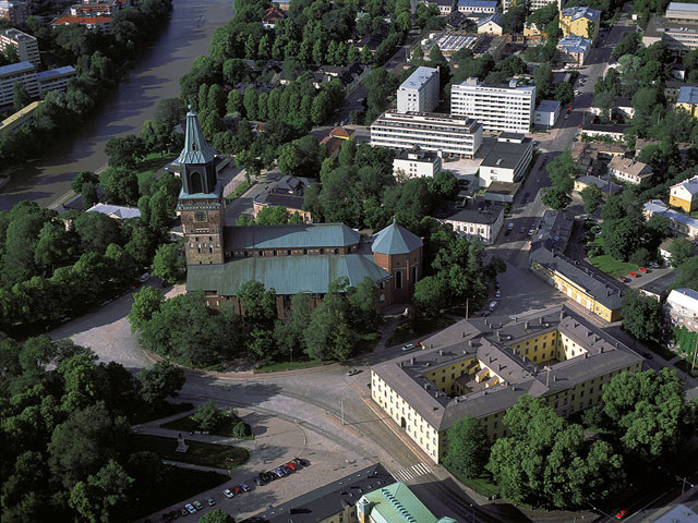 Åbo domkyrka och Akademihuset. Hannu Vallas 1996