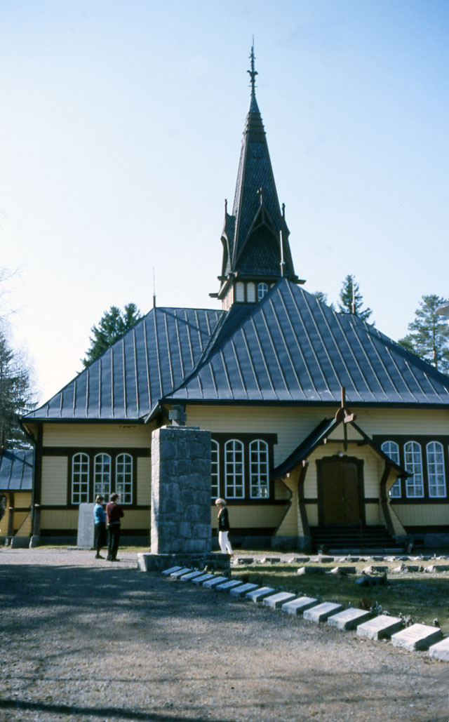 Perhon kirkko kuvattuna vuonna 1986. Nykyisin kirkossa on paanukatto. Marja-Terttu Knapas 1986