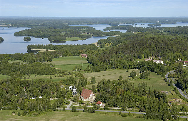 Sääksmäen historiallinen keskus. Etualalla kirkko, taustalla Voipaalan ja Rapolan kartanot. Hannu Vallas 2004