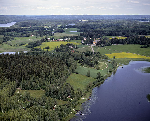 Längelmäen kirkko ja kirkonkylää. Hannu Vallas 1998