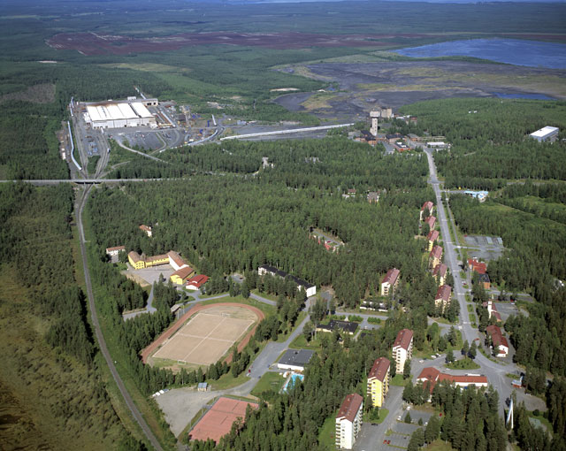 Otanmäen kaivosalue, oikealla kerrostalojen reunustama Vuorimiehentie päätteenään kaivostorni. Hannu Vallas 1996