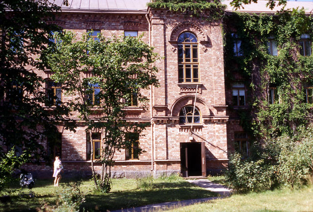 Kasernbyggnad i tre våningar i Dragsvik Ulla-Riitta Kauppi 1994