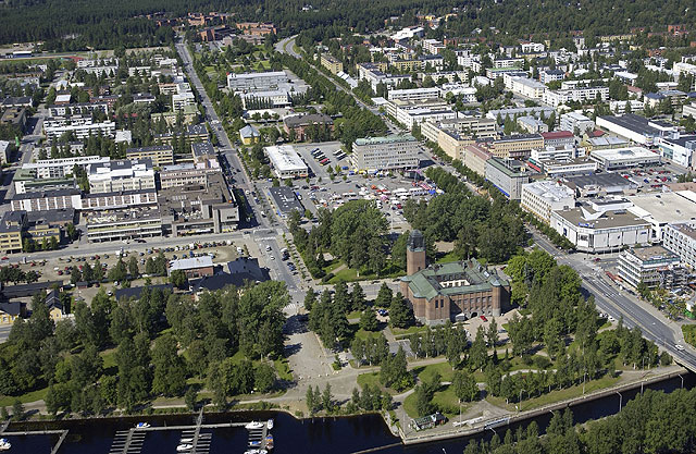 Joensuun kaupungintalo rantapuistossa ja siitä aukeava tori- ja koulurakennusten akseli. Hannu Vallas 2004