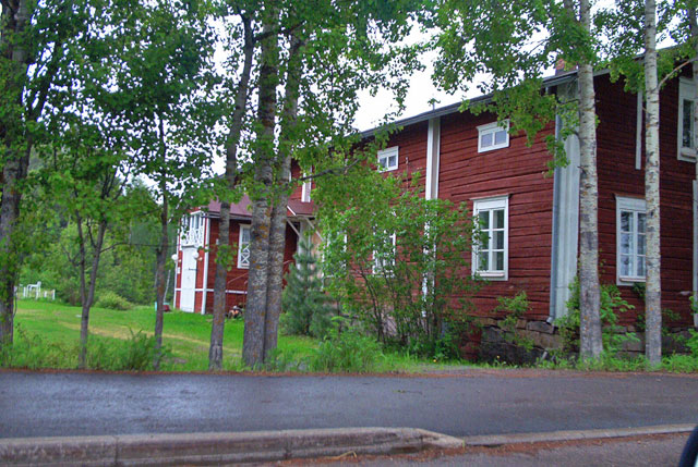 Kivimäen päärakennus Vähäkankaan raitilla. Sari Alajoki 2005