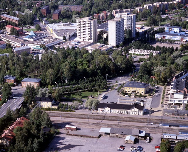 Keravan rautatieasema-alue. Asema keskellä, postitalo ja asuinkasarmi vasemmalla. Hannu Vallas 1997